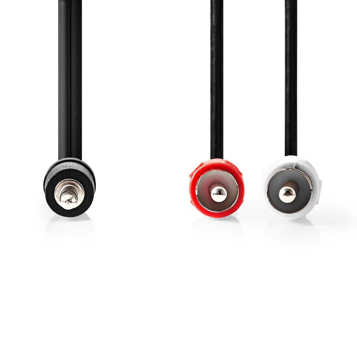 Audiokabel mit zwei Cinch und einen 3,5mm Klinke Stecker auf weißem Hintergrund, Detailaufname der Stecker