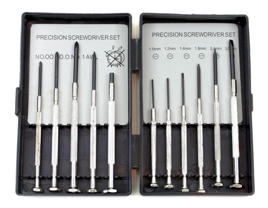 Uhrmacherschraubendreher Set 11 Teilig, aufgeklappt auf weißem Hintergrund