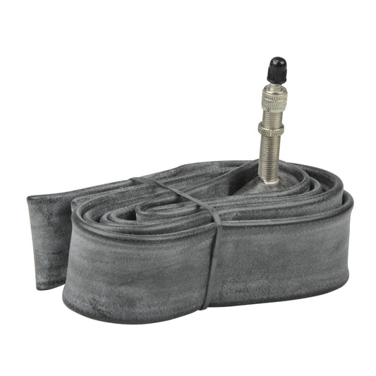 Fahrradschlauch 28 Zoll mit Dunlop-Ventil zusammengerollt auf weißem Hintergrund