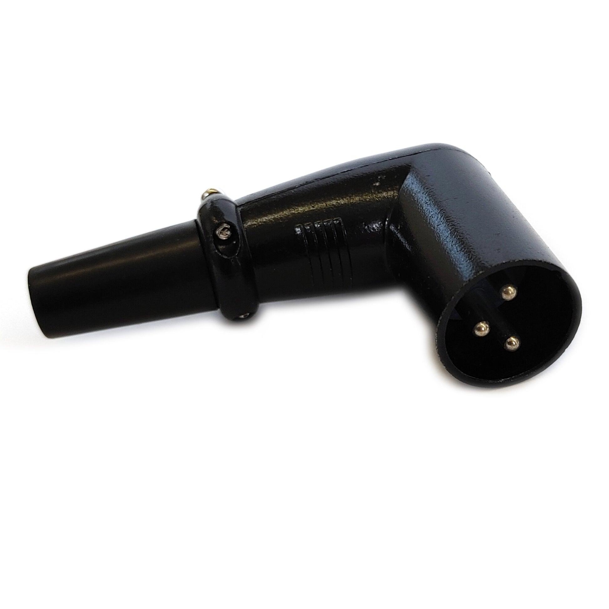 XLR Winkelstecker liegt auf der Seite mit Blick auf die Steckkontakte
