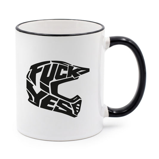 Weiße Tasse mit schwarzem Rand, Henkel und FUCK YES Motocrosshelm Motiv auf weißem Hintergrund
