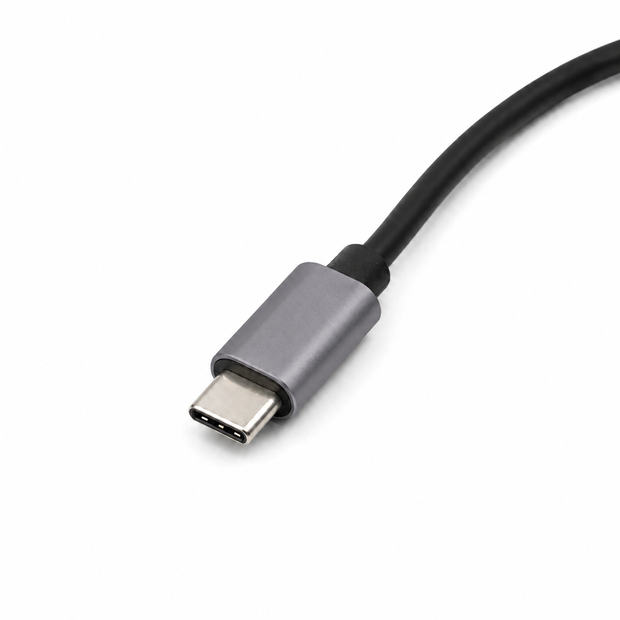 USB-C Stecker des 4 Port USB-Hubs mit schwarzem Kabel und Alu-Gehäuse in Spacegrau
