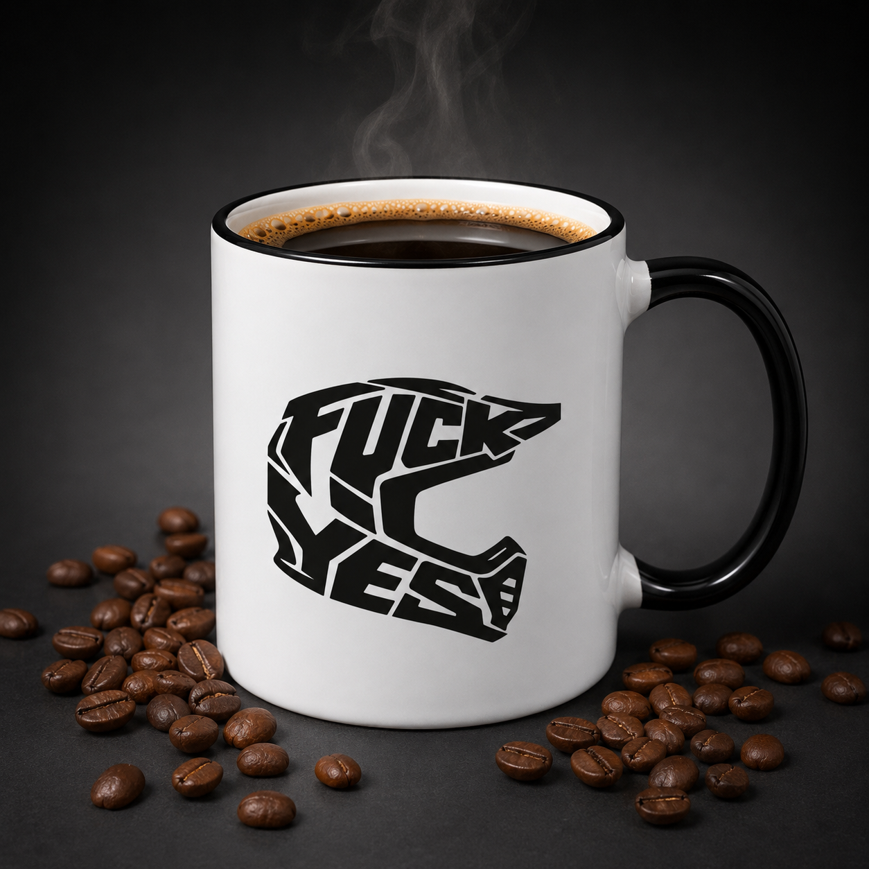FUCK YES Motocrosshelm Tasse mit dampfendem Kaffee und Kaffeebohnen im Studio