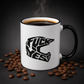 FUCK YES Motocrosshelm Tasse mit dampfendem Kaffee und Kaffeebohnen im Studio