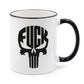 Weiße Kaffeetasse mit schwarzem Henkel und FUCK Totenkopf Motiv auf weißem Hintergrund