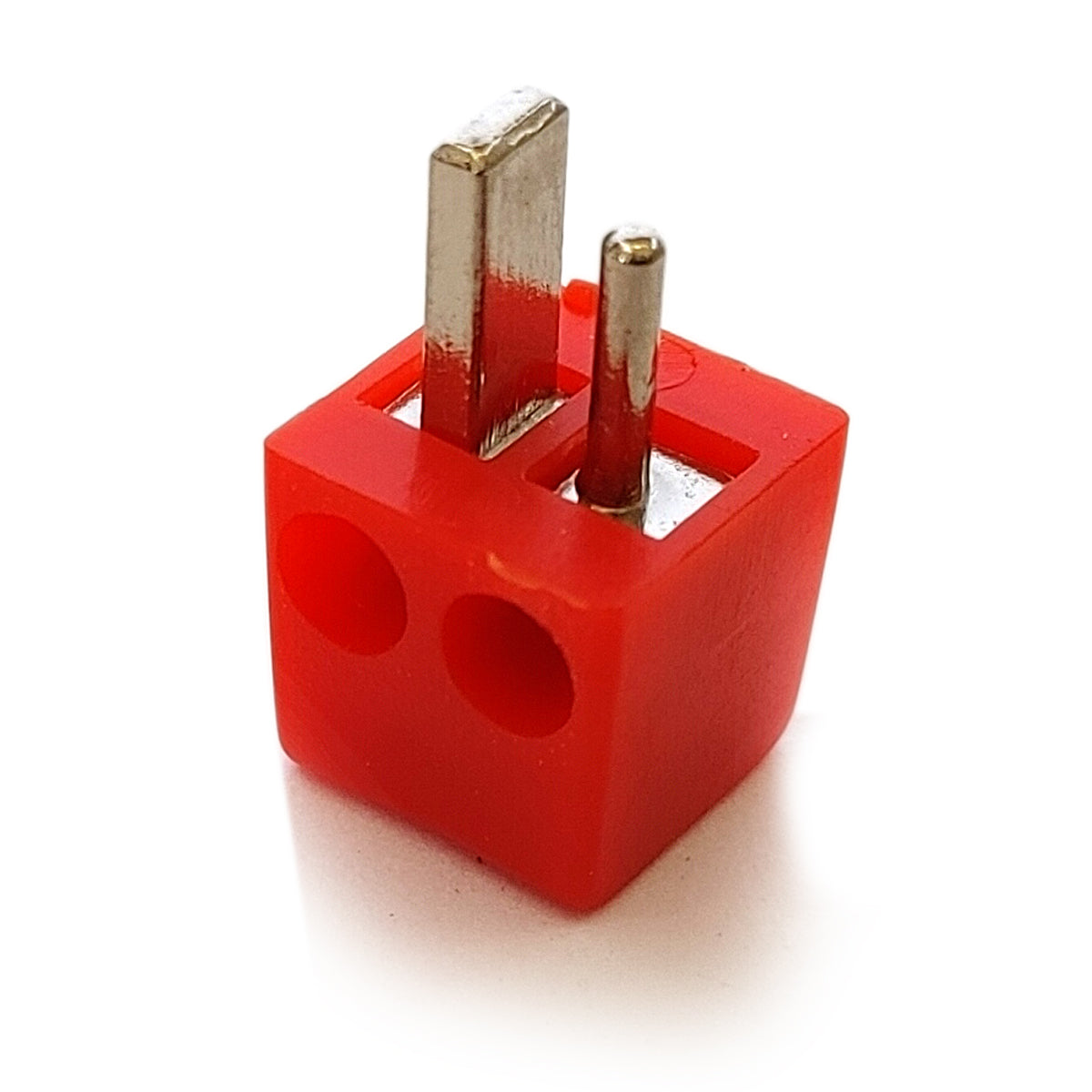 Detailansicht vom Lautsprecherstecker Mini DIN gewinkelt in Rot