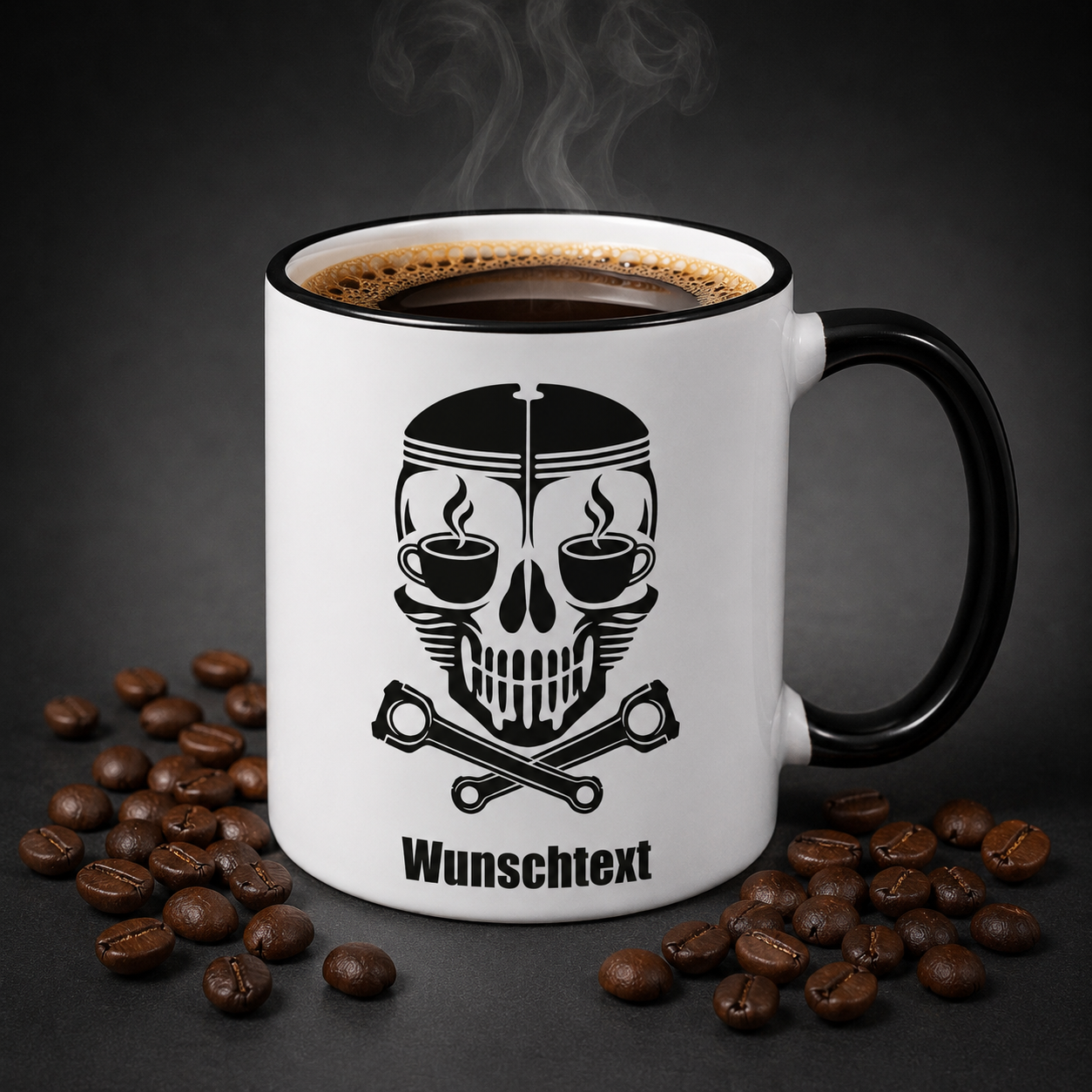 Kolben Totenkopf Tasse mit Wunschtext, dampfendem Kaffee und Kaffeebohnen
