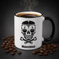 Kolben Totenkopf Tasse mit Wunschtext, dampfendem Kaffee und Kaffeebohnen