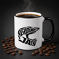 Verdammt ja Motocrosshelm Tasse mit dampfendem Kaffee und Kaffeebohnen im Studio