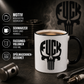 Tasse mit FUCK Totenkopf Motiv und Produktinformationen auf dunklem Werkstatt-Hintergrund